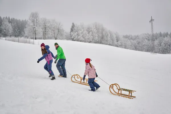 Familienrodeln im verschneiten Vesser