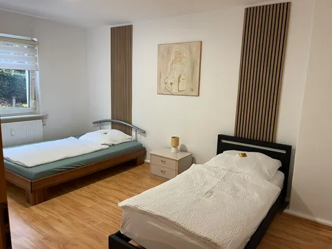 Schlafzimmer mit zwei Einzelbetten