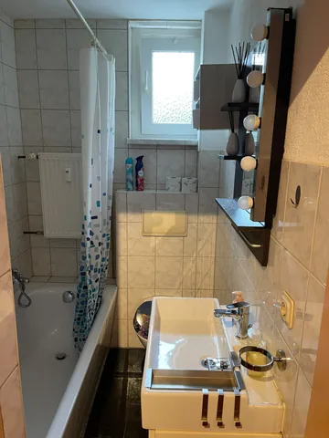Badezimmer mit Badewanne und Waschbecken