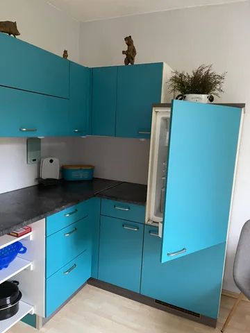 Küche mit Kühlschrank und Stauraum