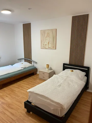 Einzelbetten und Nachttisch im Schlafzimmer