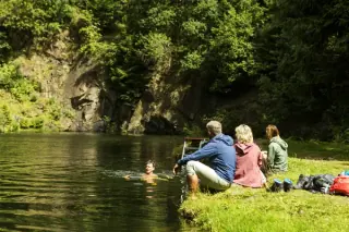 Gemeinsame Auszeit am Wasser