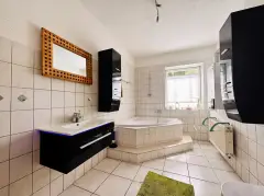 whg-eg-badezimmer-eckwanne.webp