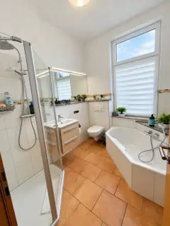 Villa Milde – Bad mit Dusche und Badewanne