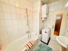 Apartment 4 am Boxberg – Badezimmer mit Badewanne und Waschmaschine