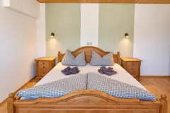 An den Erlewiesen – Doppelzimmer mit Holzbetten