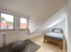 haus-schlafzimmer-eckfenster.webp