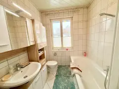 Apartment 4 am Boxberg – Badezimmer mit Waschbecken und Fenster