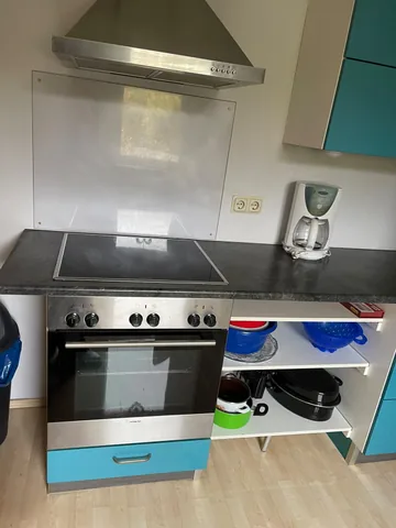 Kuchnia z kuchenką, piekarnikiem i ekspresem do kawy